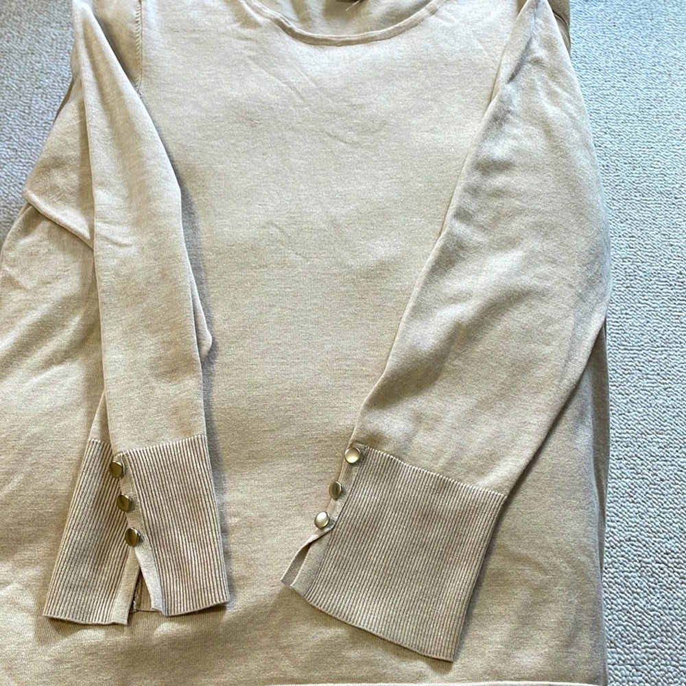Beautiful sweater size 3 Chicos